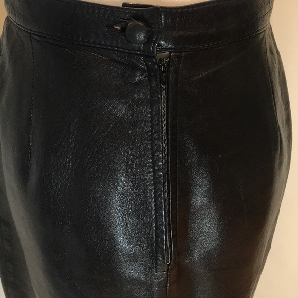 “GIGI BOUTIQUE” Vintage Black Leather Skirt. - Picture 4 of 13